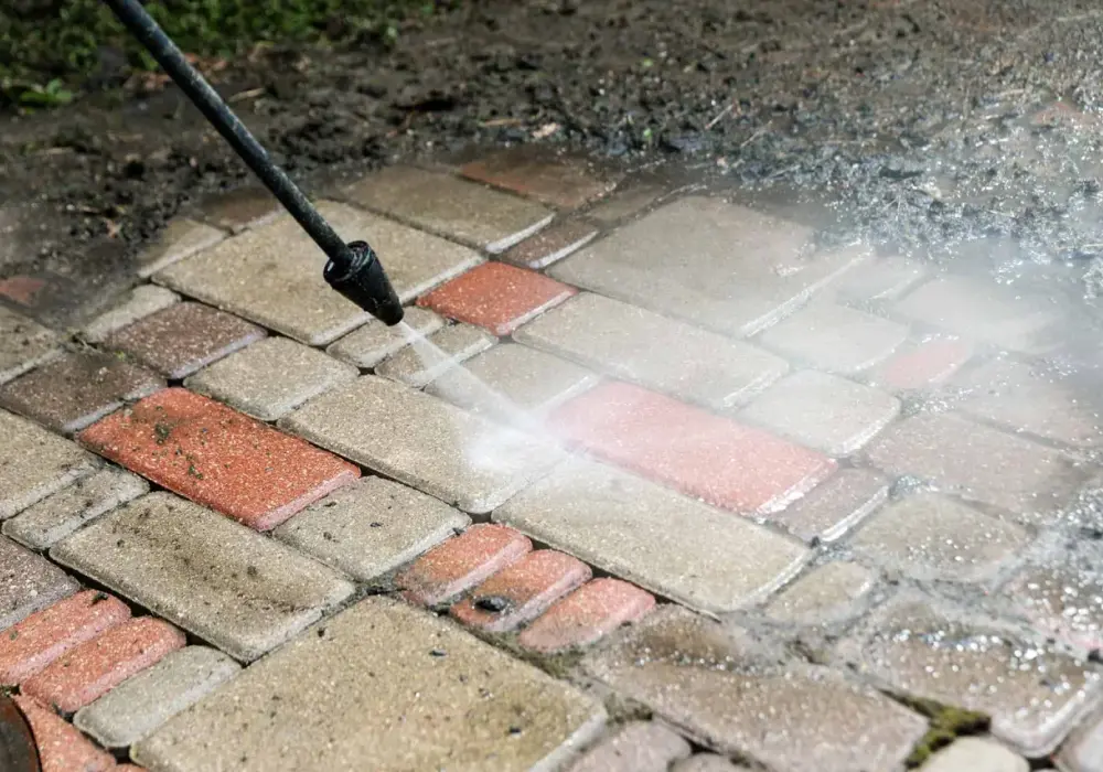 Skuteczne sposoby na to, czym wyczyścić kostkę brukową z cementu