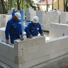 Jaki cement do murowania bloczków betonowych, aby uniknąć problemów?