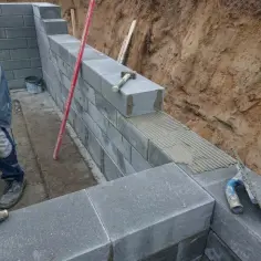 Bloczki betonowe na klej czy zaprawę - co wybrać dla trwałości?