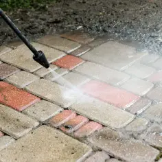 Skuteczne sposoby na to, czym wyczyścić kostkę brukową z cementu