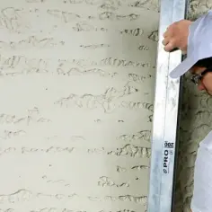 Co najpierw tynki czy wylewki? Uniknij kosztownych błędów w budowie