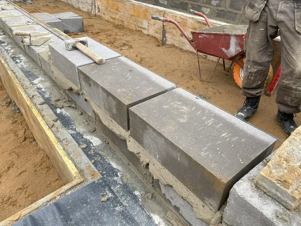 Zdjęcie Jaka zaprawa na pierwszą warstwę? Klucz do stabilnego muru