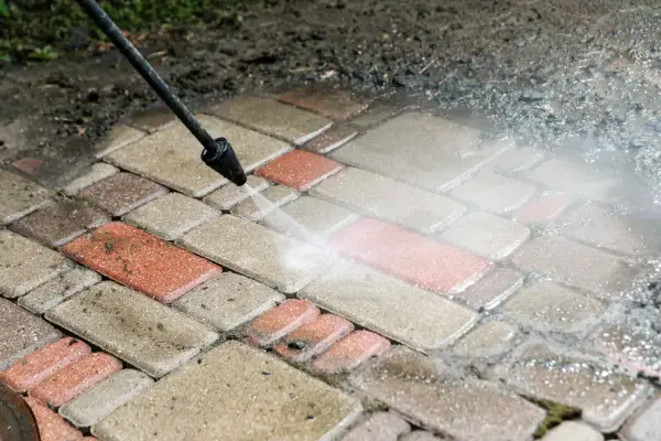 Skuteczne sposoby na to, czym wyczyścić kostkę brukową z cementu